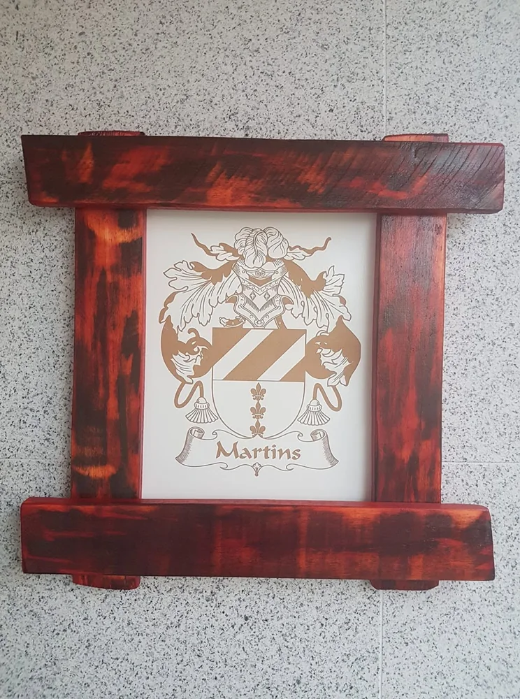 Moldura com espaço para fotografia e elementos personalizados para guardar uma memória.