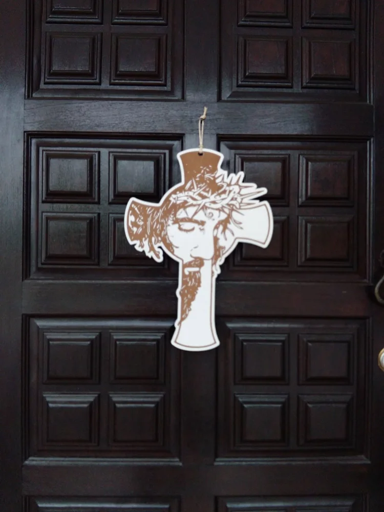 Peça decorativa com recorte, mensagem ou ilustração, preparada para pendurar ou expor.