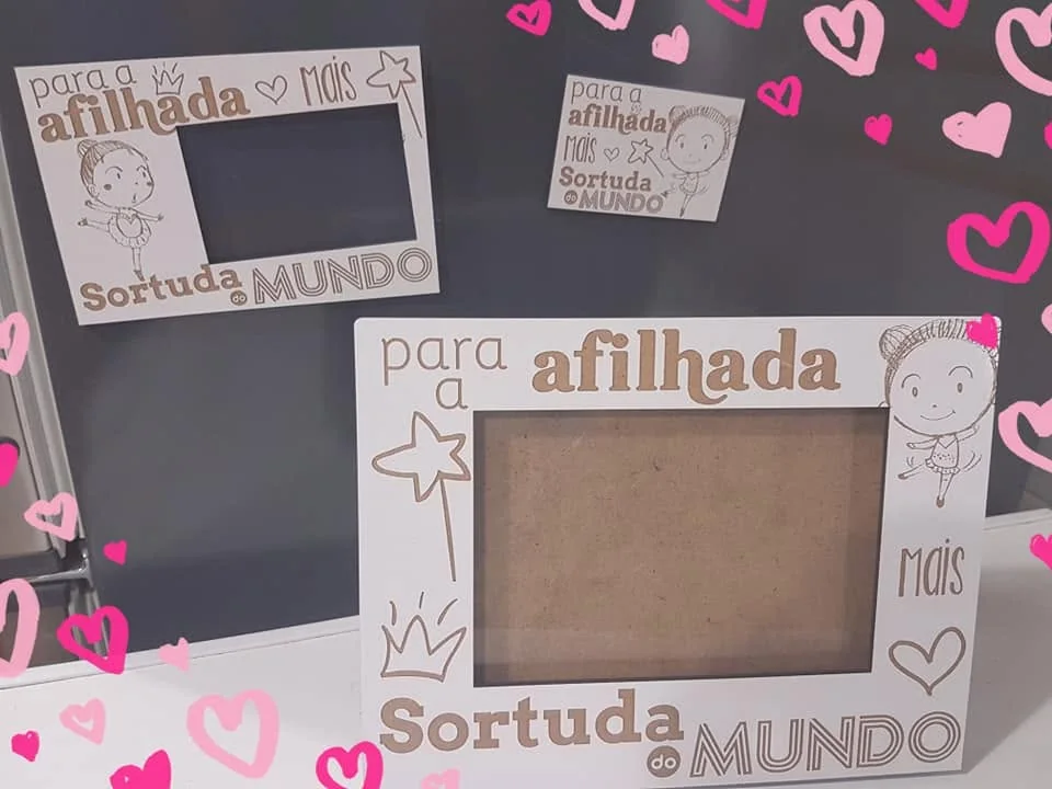 Moldura com espaço para fotografia e elementos personalizados para guardar uma memória.