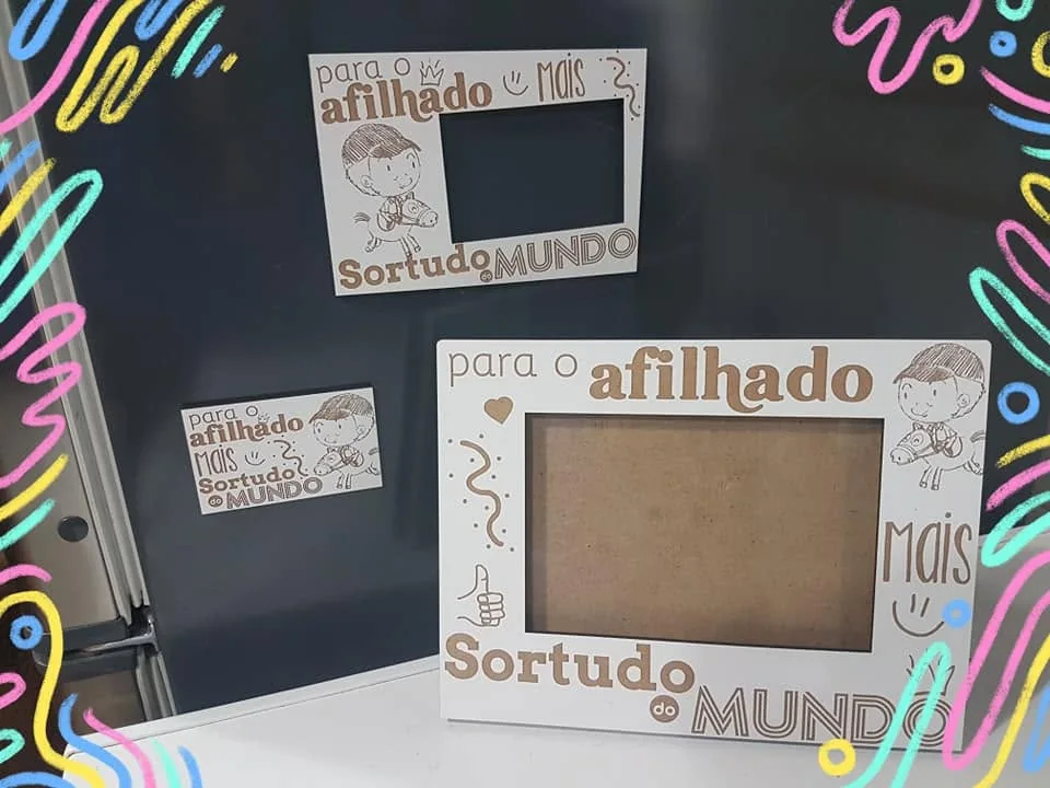 Moldura com espaço para fotografia e elementos personalizados para guardar uma memória.