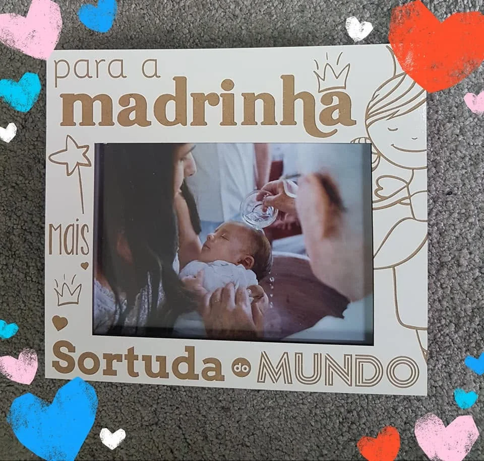 Moldura com espaço para fotografia e elementos personalizados para guardar uma memória.