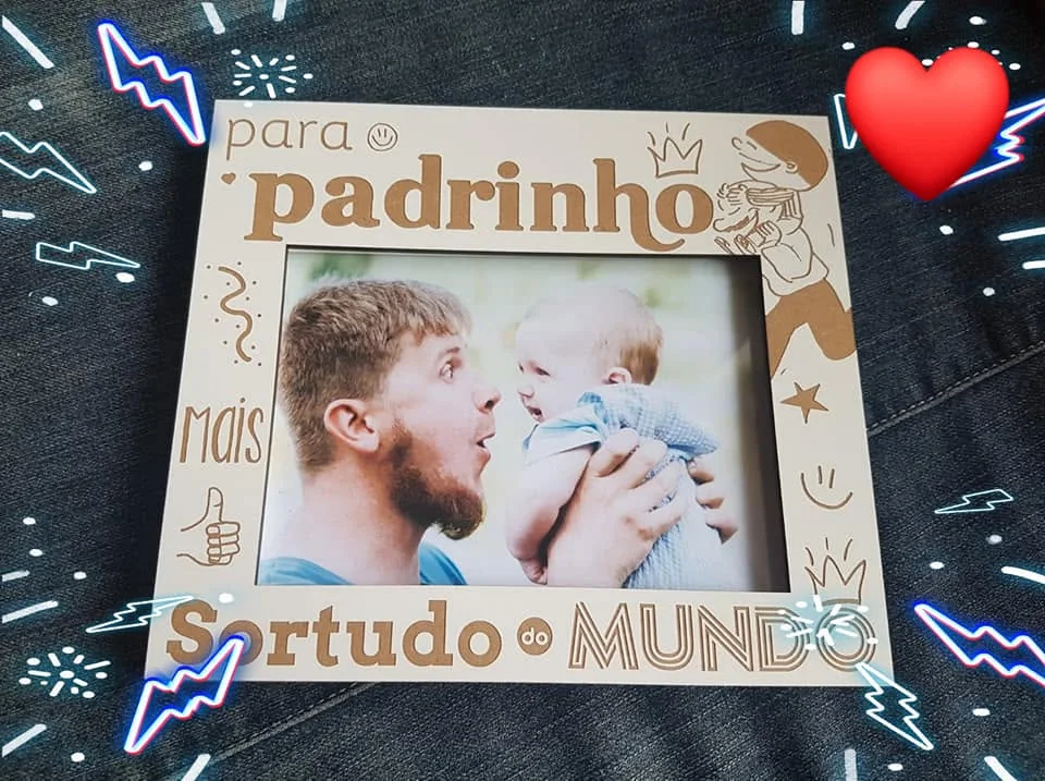 Moldura com espaço para fotografia e elementos personalizados para guardar uma memória.