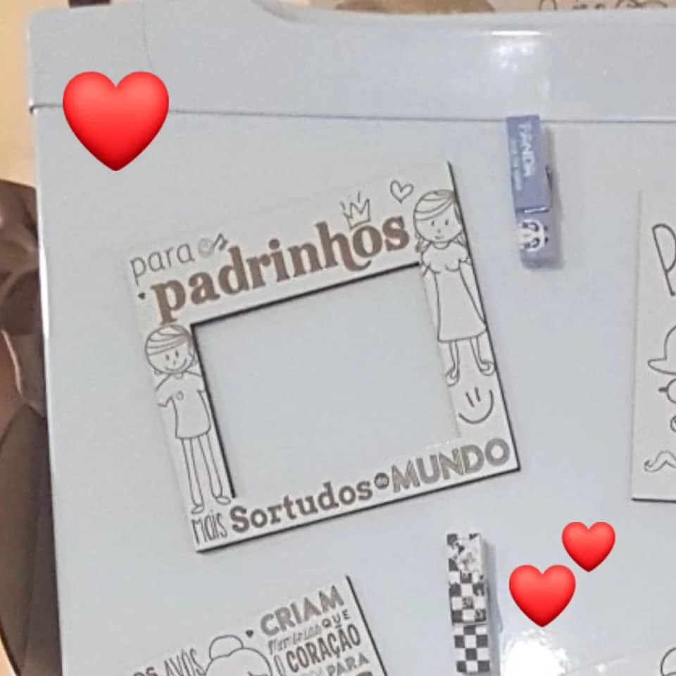 Moldura com espaço para fotografia e elementos personalizados para guardar uma memória.