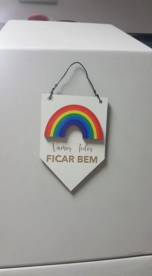 Bandeirola com ilustração e mensagem para pendurar.
