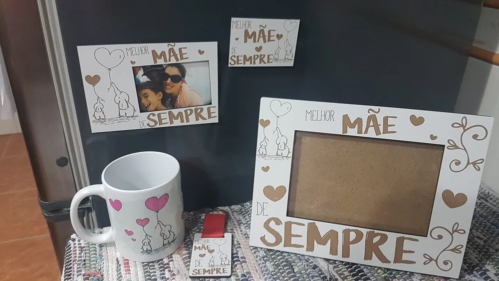 Moldura com espaço para fotografia e elementos personalizados para guardar uma memória.