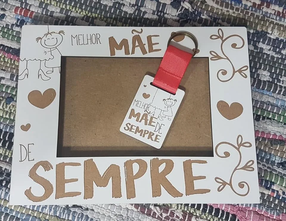 Moldura com espaço para fotografia e elementos personalizados para guardar uma memória.
