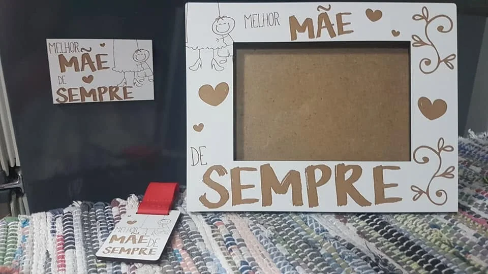 Moldura com espaço para fotografia e elementos personalizados para guardar uma memória.