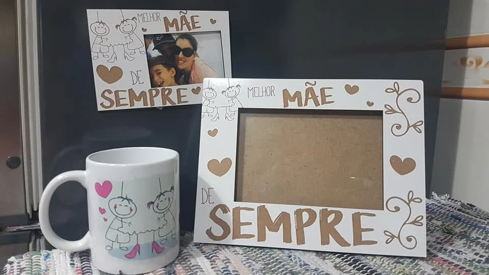 Moldura com espaço para fotografia e elementos personalizados para guardar uma memória.