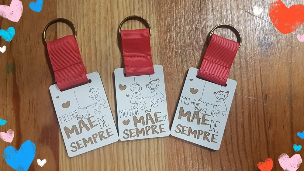 Porta-chaves com forma, mensagem ou imagem personalizada.