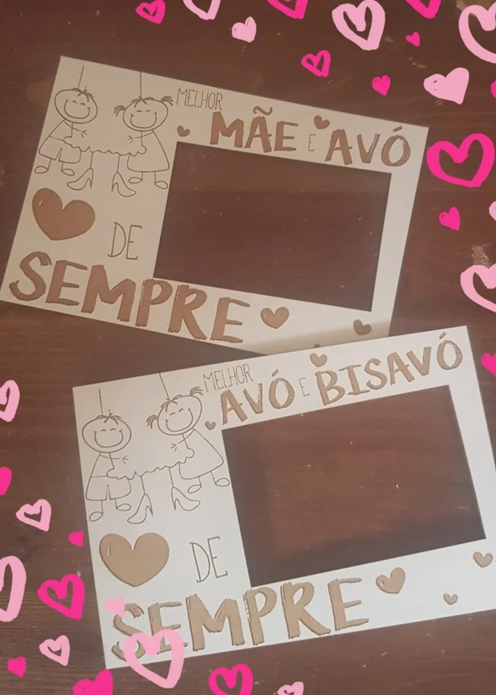 Moldura com espaço para fotografia e elementos personalizados para guardar uma memória.