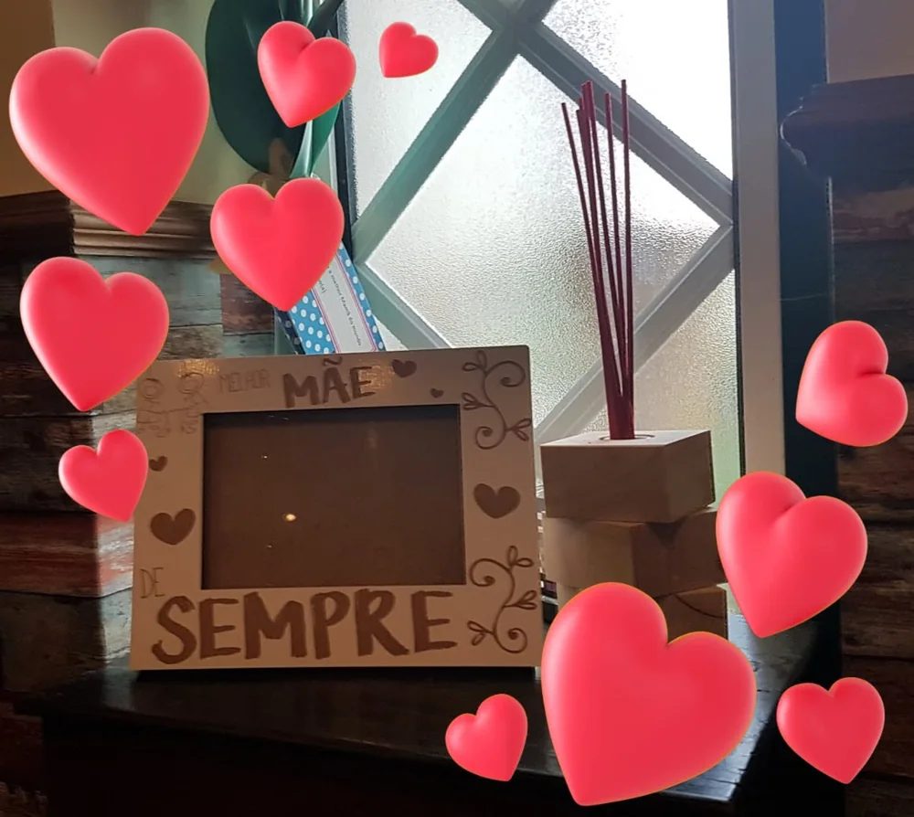 Moldura com espaço para fotografia e elementos personalizados para guardar uma memória.