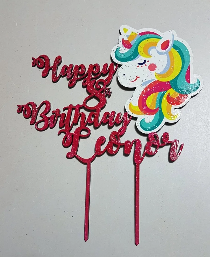 Peça de decoração para bolo com nome, número ou motivo festivo.