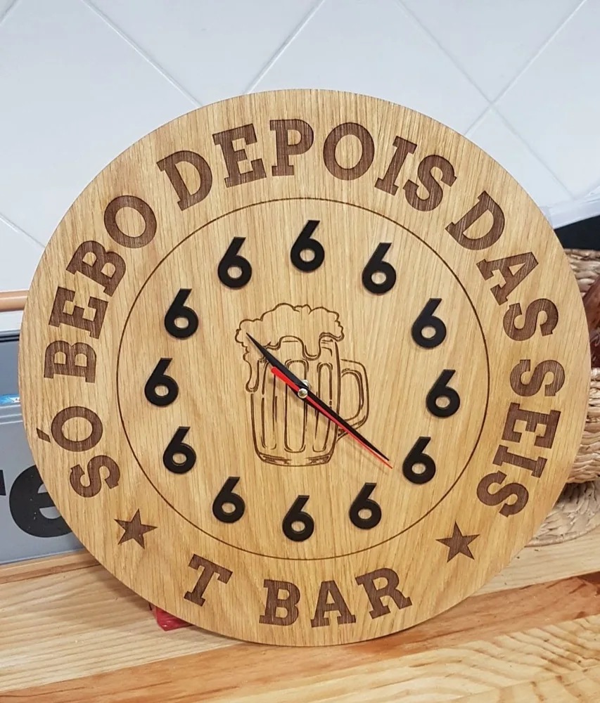 Peças com mensagens e desenhos personalizados, apresentadas em diferentes versões.