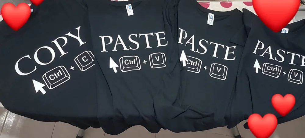 Peças de vestuário com nomes, imagens ou mensagens personalizadas.