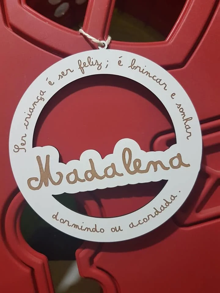 Enfeites com nomes, mensagens ou ilustrações para decorar a árvore e oferecer no Natal.