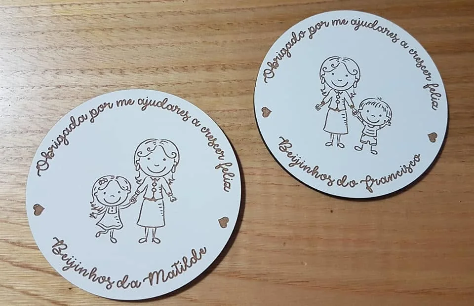 Peça com ilustrações e mensagem de agradecimento a quem acompanha os mais pequenos.
