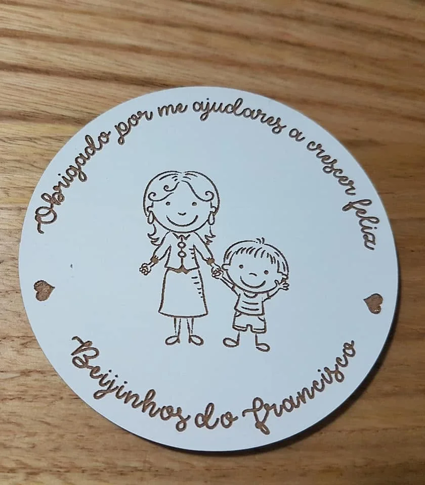 Peça com ilustrações e mensagem de agradecimento a quem acompanha os mais pequenos.