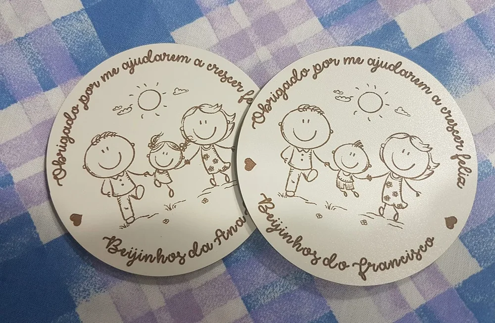Peça com ilustrações e mensagem de agradecimento a quem acompanha os mais pequenos.