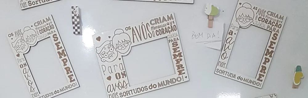 Molduras com mensagem dedicada aos avós e espaço para fotografia.