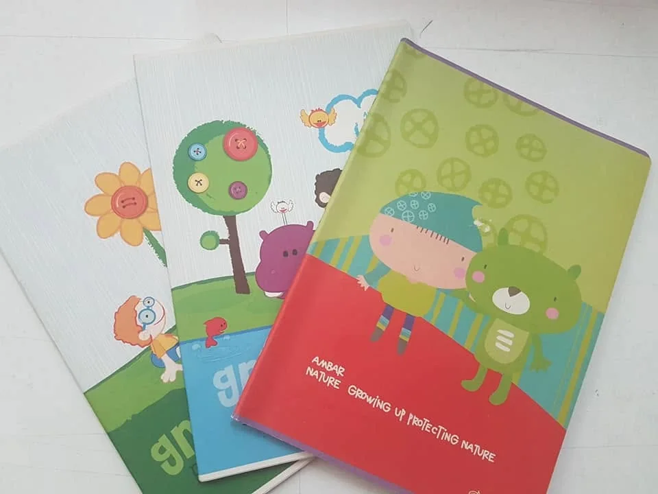 Cadernos com capas ilustradas e diferentes padrões de personalização.
