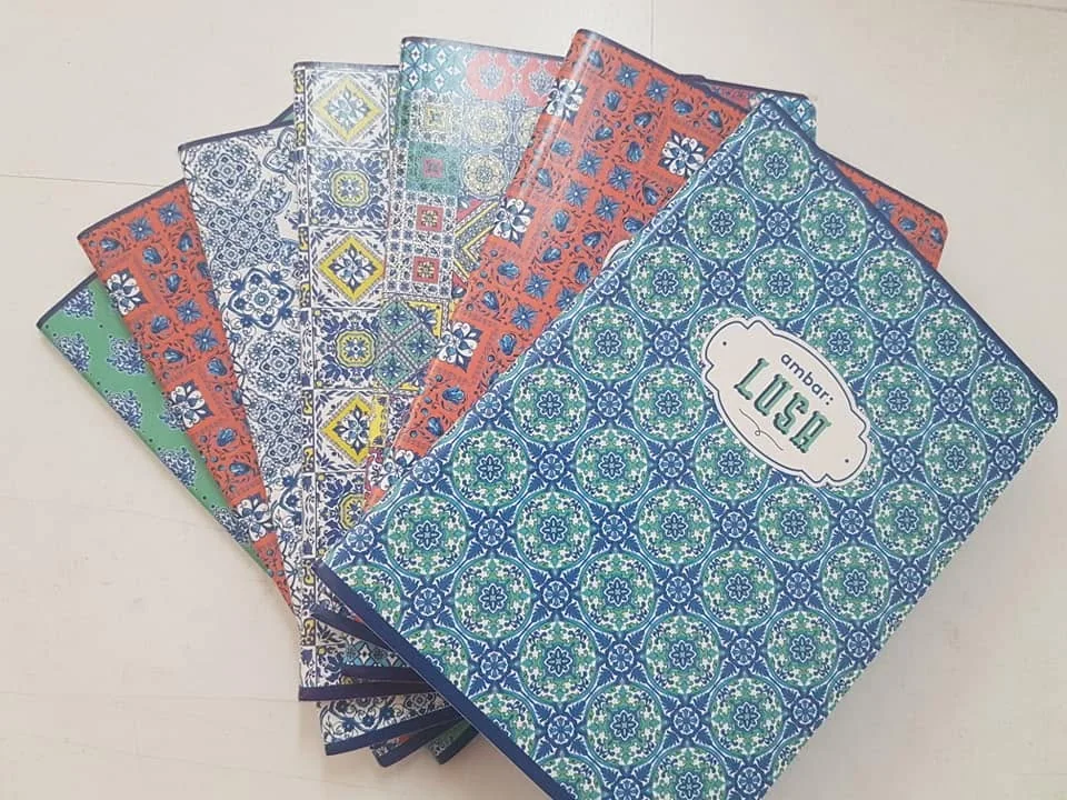 Cadernos com capas ilustradas e diferentes padrões de personalização.