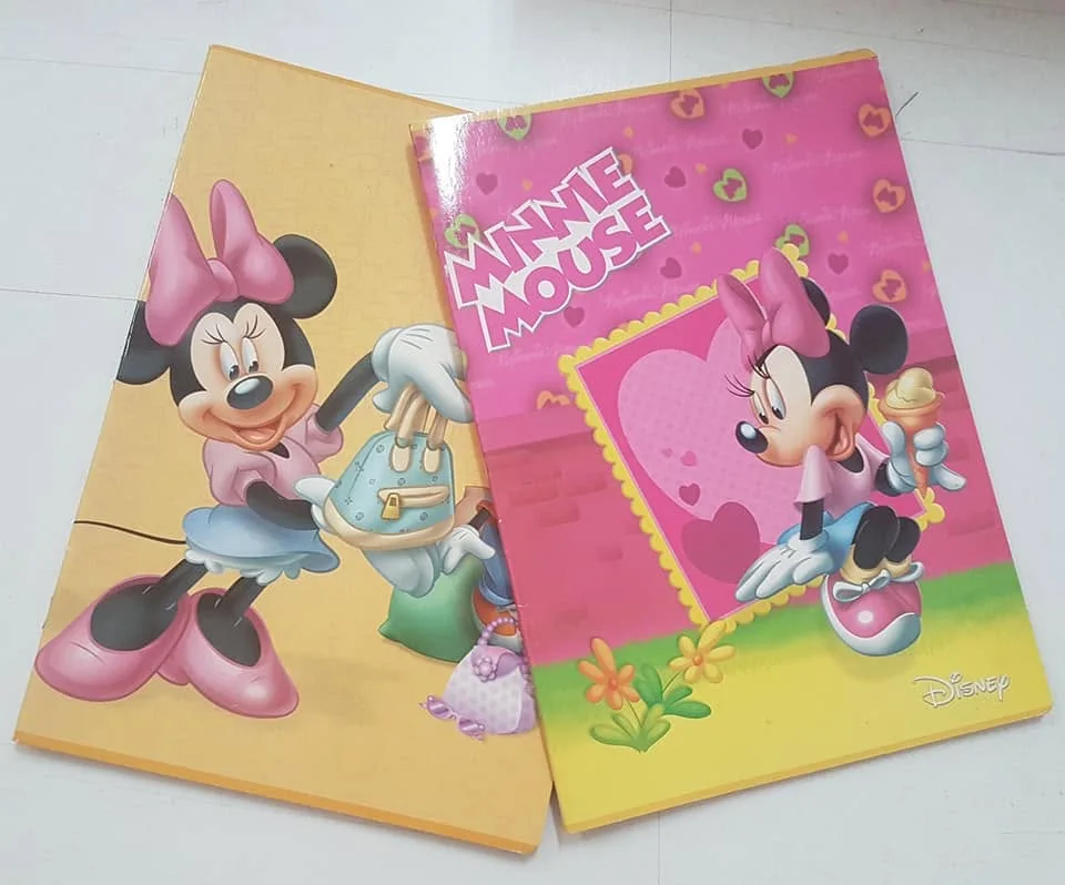 Cadernos com capas ilustradas e diferentes padrões de personalização.