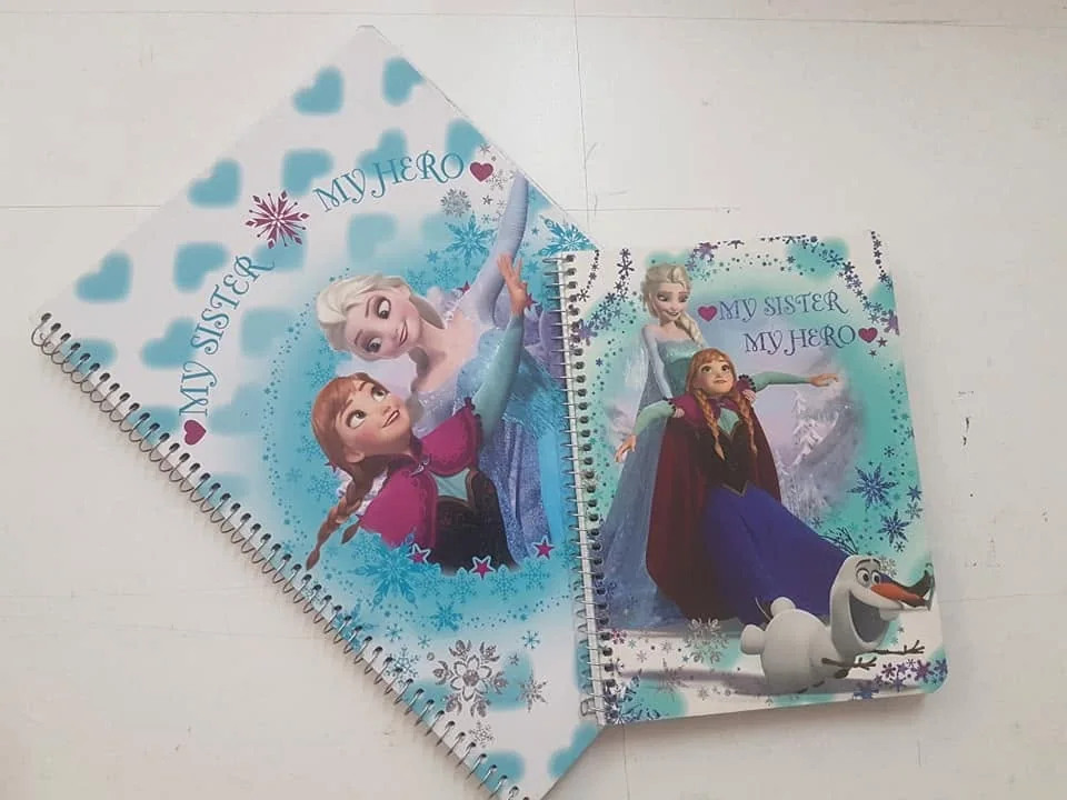 Cadernos com capas ilustradas e diferentes padrões de personalização.