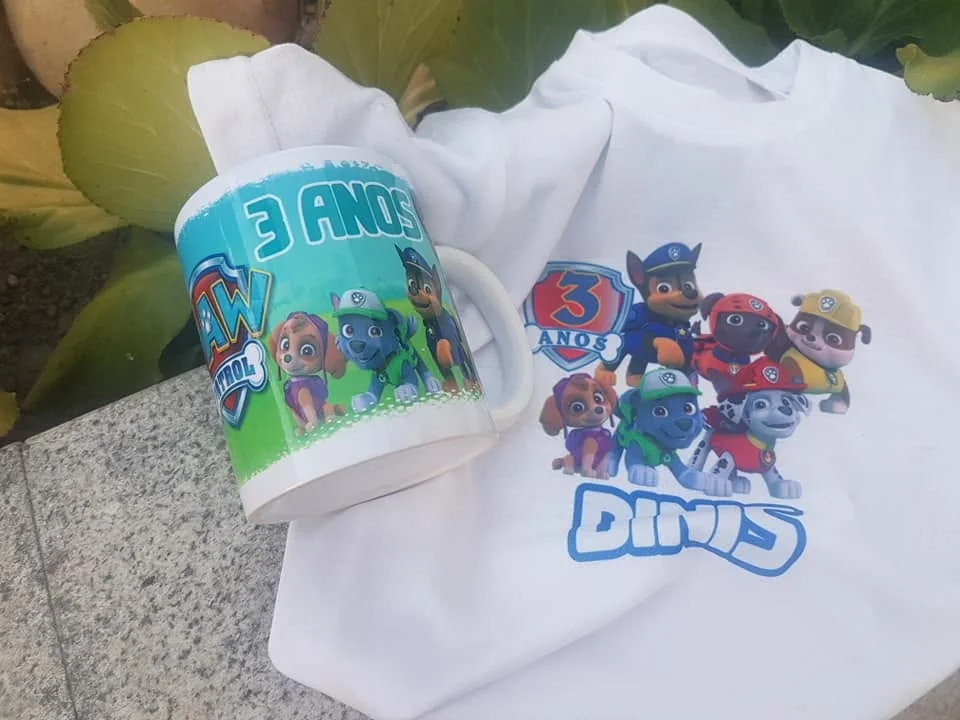 Canecas e artigos coordenados com nome e motivo de aniversário.