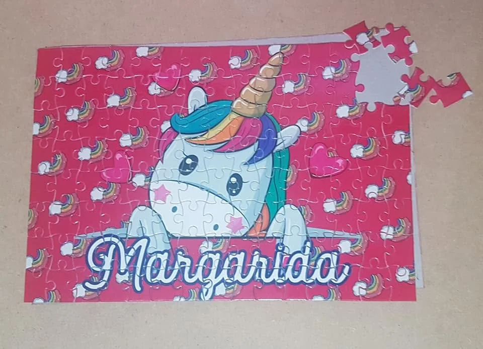 Estojo com nome e ilustração personalizada.