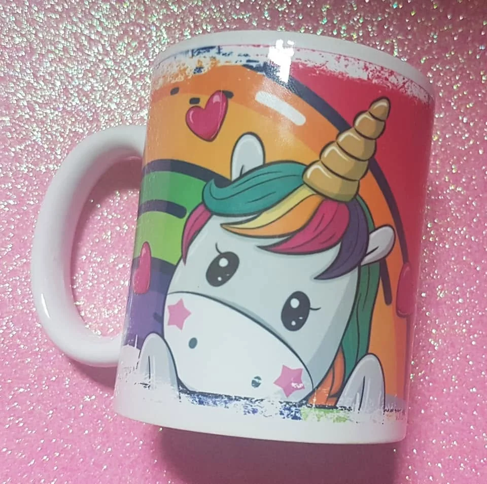 Canecas e artigos coordenados com nome e motivo de aniversário.