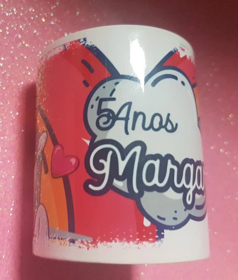 Canecas e artigos coordenados com nome e motivo de aniversário.