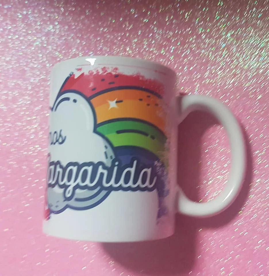 Canecas e artigos coordenados com nome e motivo de aniversário.