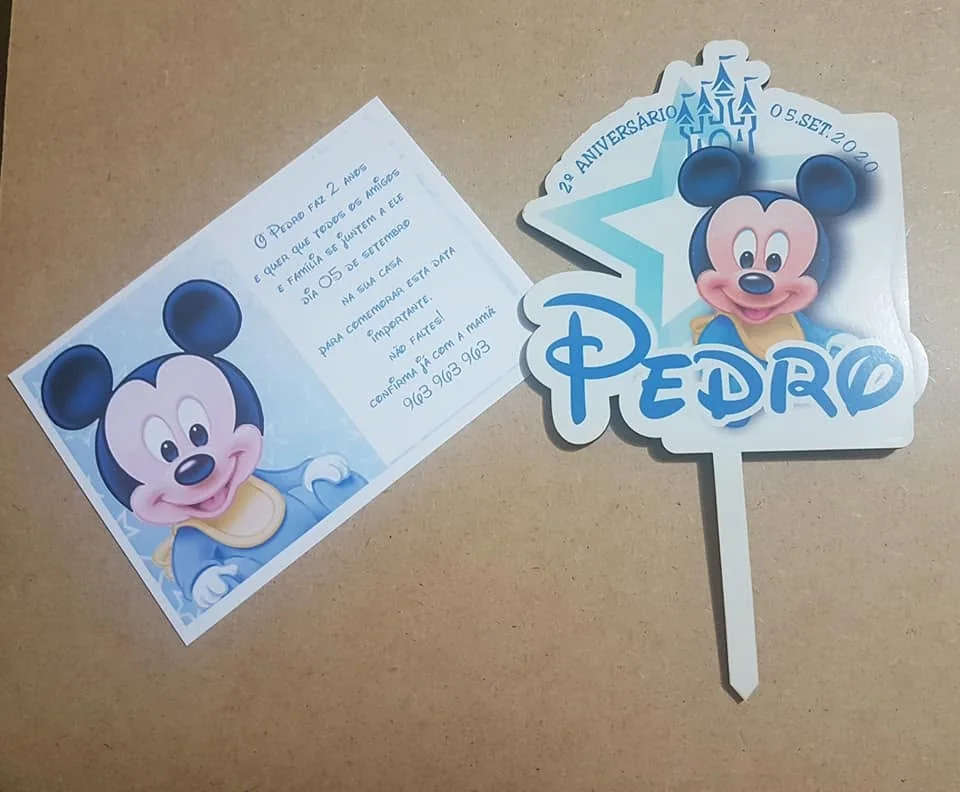 Artigos com motivos e personalização para uma festa de aniversário.