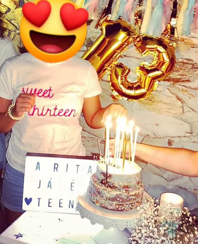 Artigos com motivos e personalização para uma festa de aniversário.