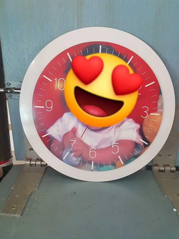 Peças redondas com mensagens ou ilustrações personalizadas.