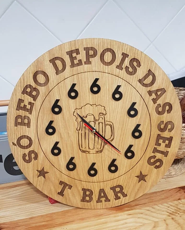 Peças com mensagens e desenhos personalizados, apresentadas em diferentes versões.