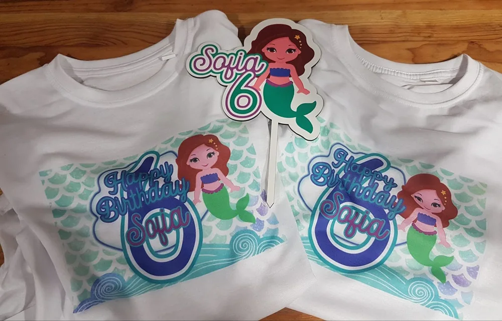 Peças de vestuário com nomes, imagens ou mensagens personalizadas.