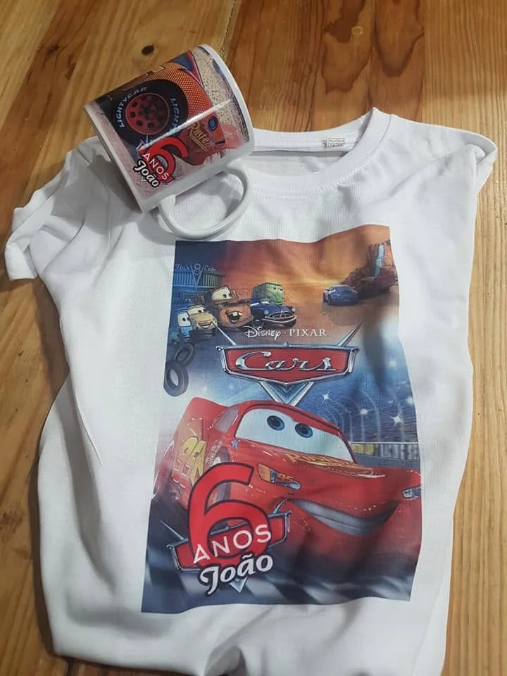 Peças de vestuário com nomes, imagens ou mensagens personalizadas.