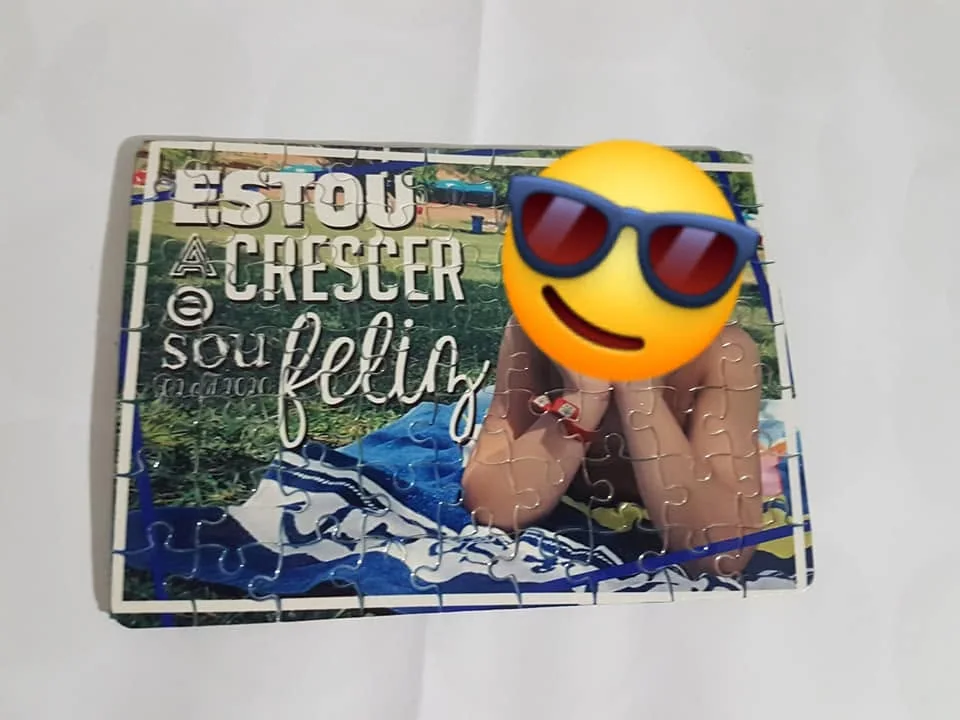 Moldura com espaço para fotografia e elementos personalizados para guardar uma memória.