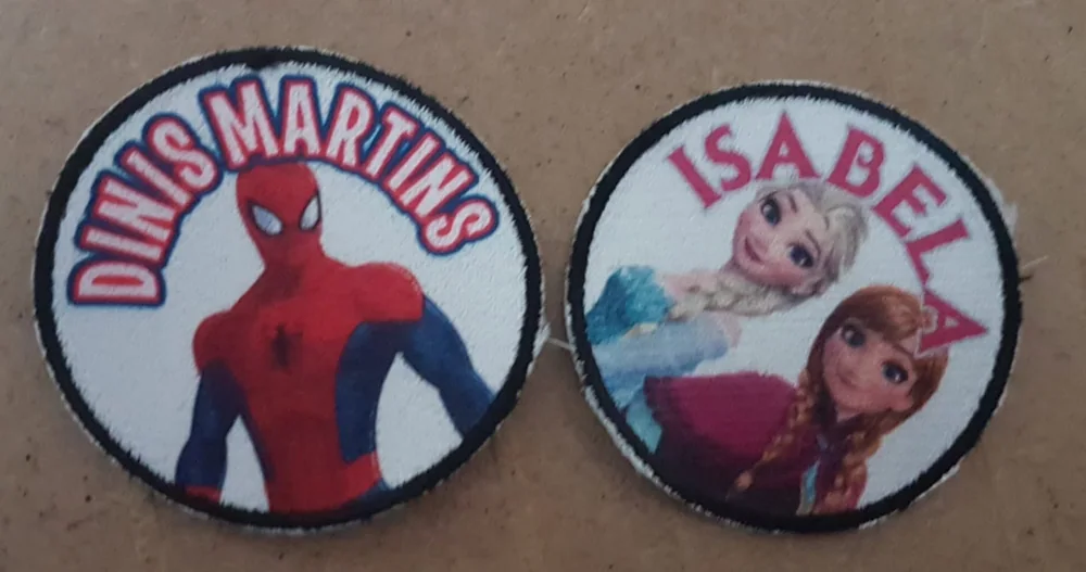 Pins redondos com ilustrações e motivos personalizados.