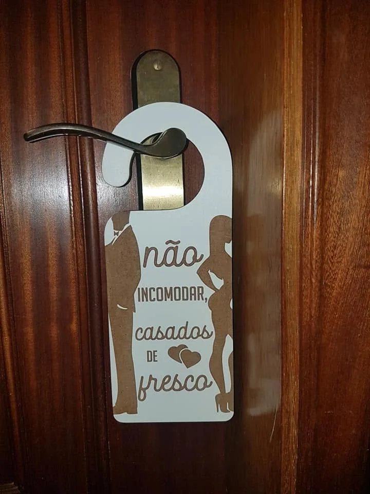 Placa de pendurar no puxador da porta com mensagem personalizada.