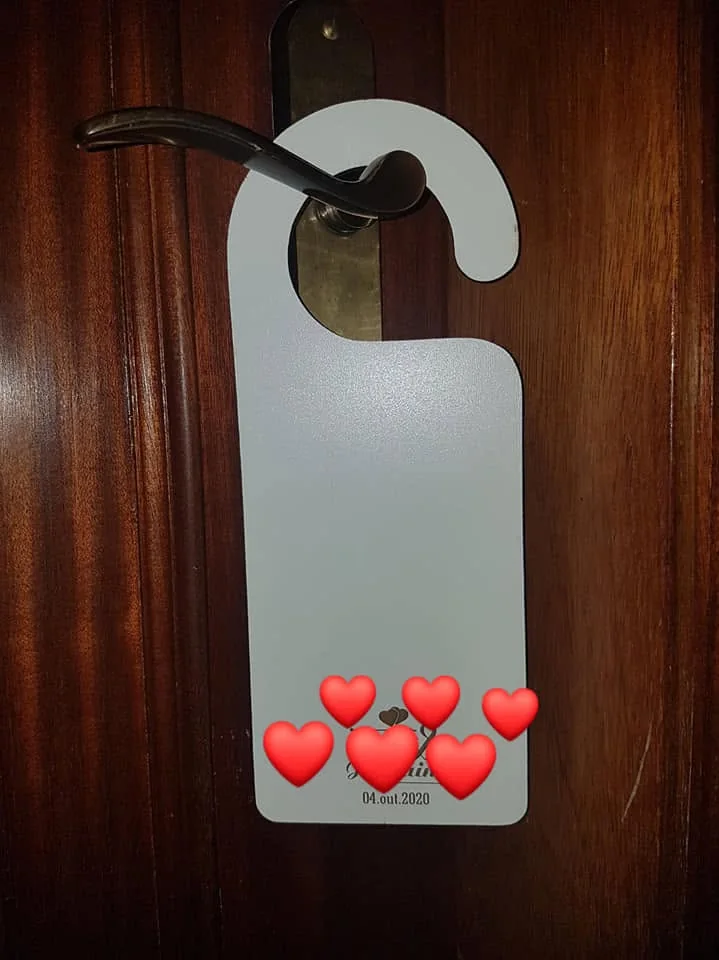 Placa de pendurar no puxador da porta com mensagem personalizada.