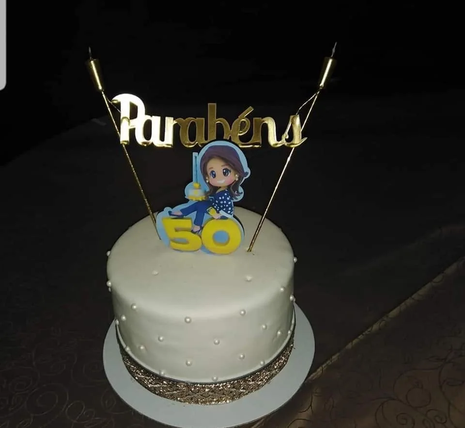 Peça de decoração para bolo com nome, número ou motivo festivo.