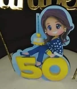 Peça de decoração para bolo com nome, número ou motivo festivo.