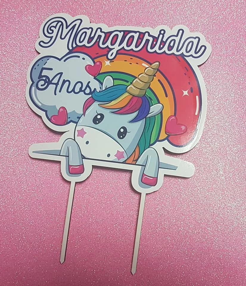 Peça de decoração para bolo com nome, número ou motivo festivo.