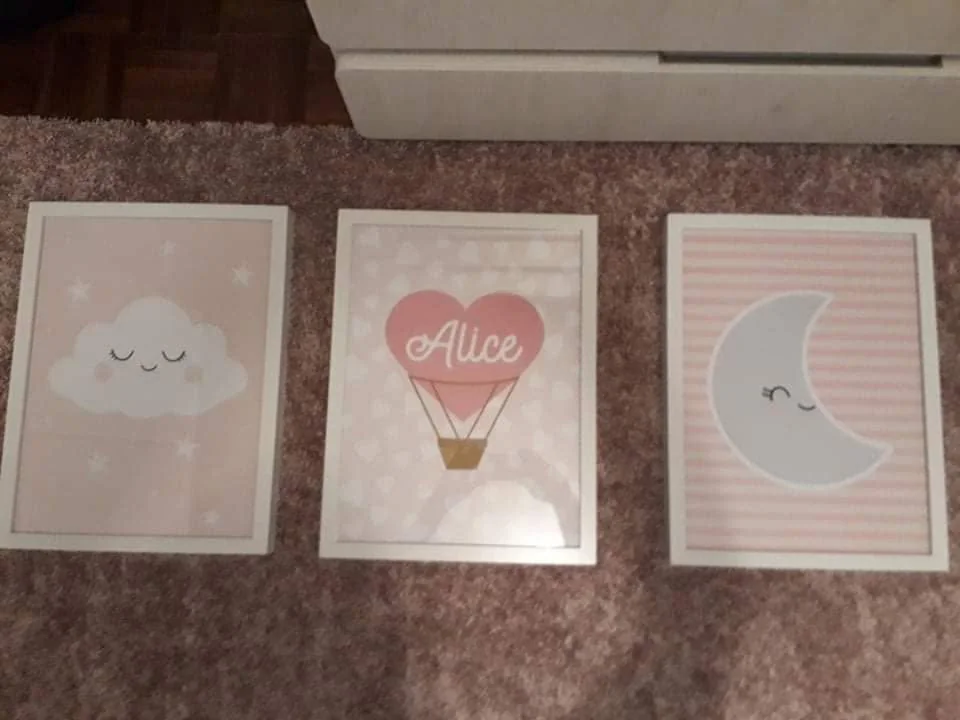 Conjunto de quadros com motivos decorativos para o quarto dos mais pequenos.
