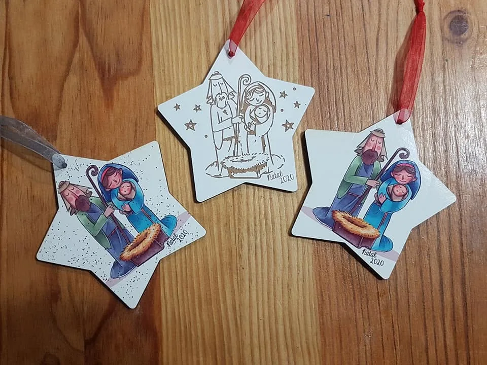 Enfeites com nomes, mensagens ou ilustrações para decorar a árvore e oferecer no Natal.