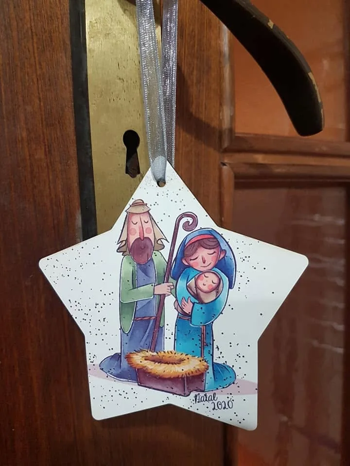 Enfeites com nomes, mensagens ou ilustrações para decorar a árvore e oferecer no Natal.