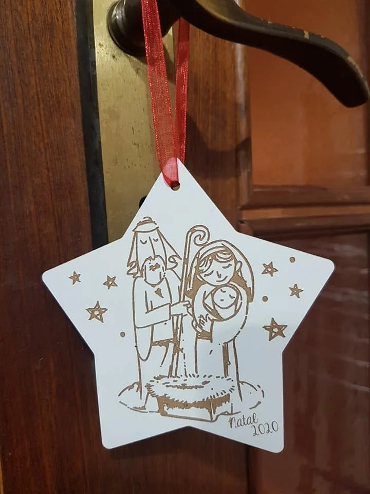 Enfeites com nomes, mensagens ou ilustrações para decorar a árvore e oferecer no Natal.