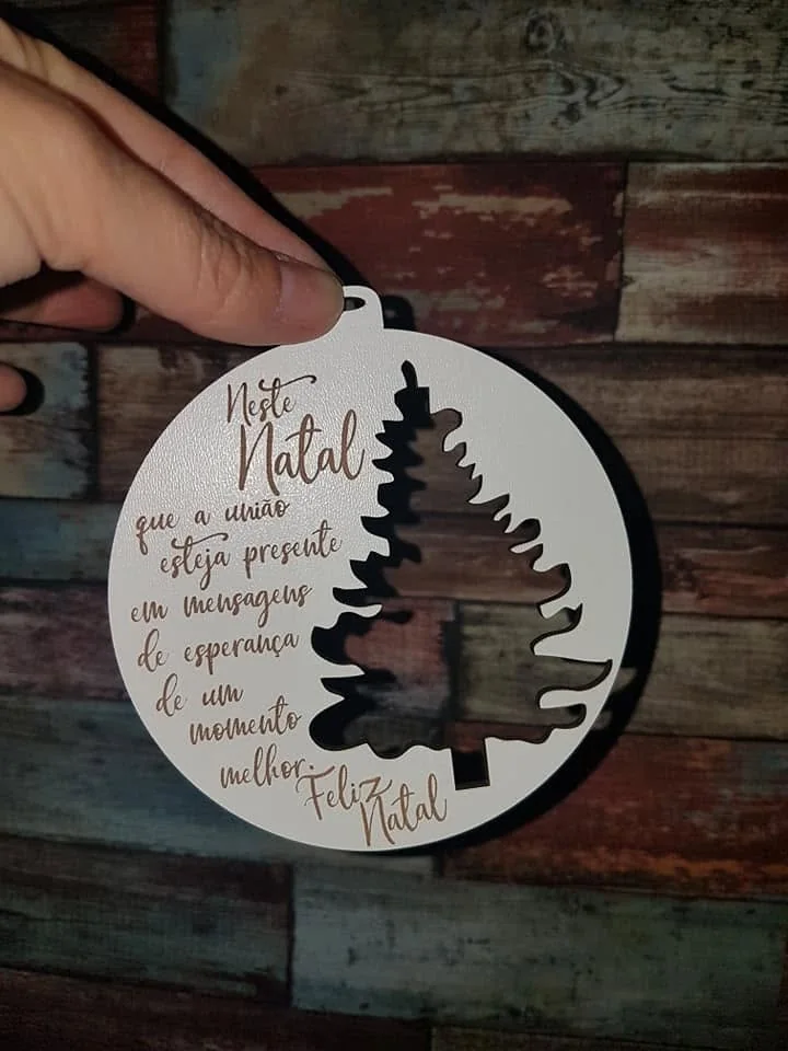 Enfeites com nomes, mensagens ou ilustrações para decorar a árvore e oferecer no Natal.
